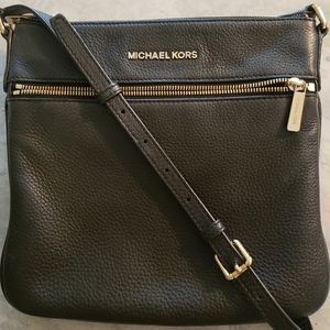 MICHAEL KORS CROSSBODY FLAT PURSE